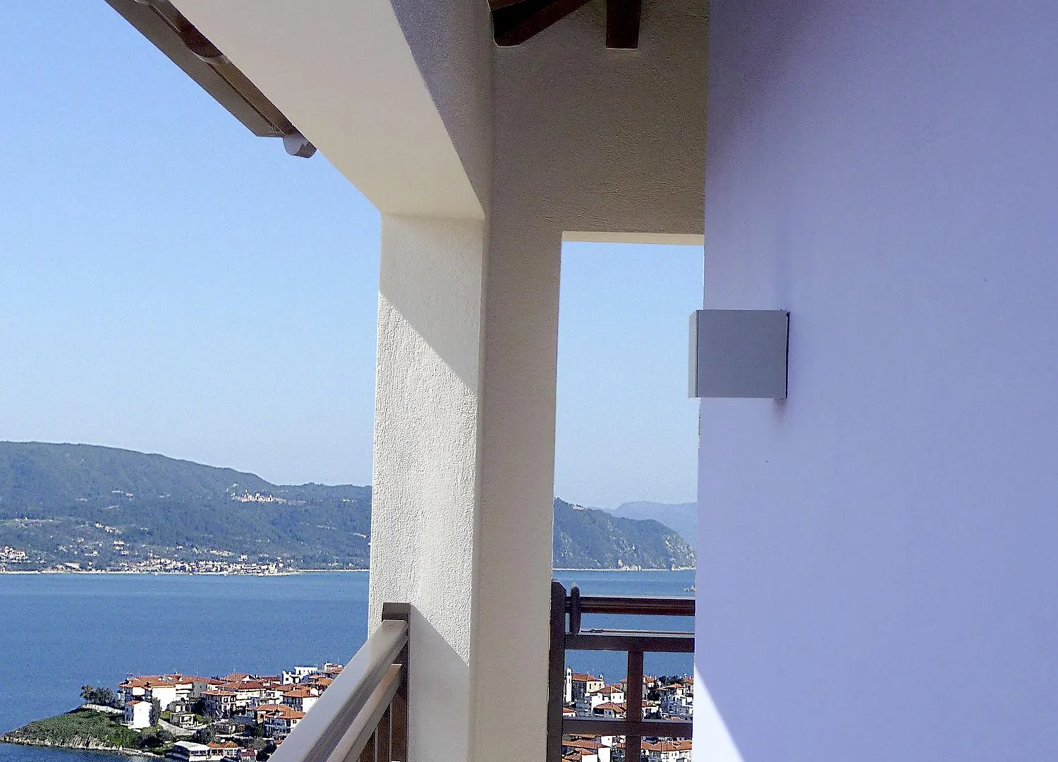 Helianthus Guesthouse Ammouliani 3*,